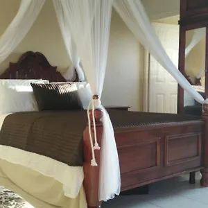 Stylish Ac, Balcony, Parking, Pool Apartment Ocho Rios