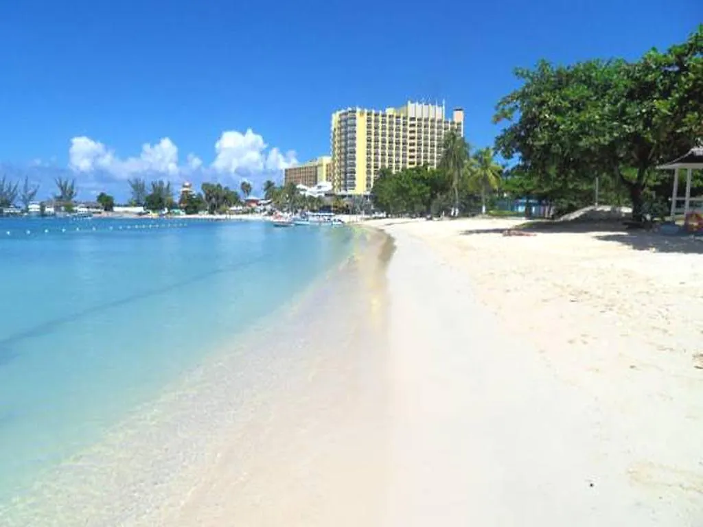 Turtle Beach Towers Apt 22 C - Ocho Rios Jamaica
